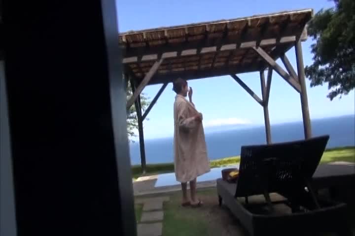 人妻が本気になっちゃった(^^♪不倫旅行で不倫相手に激しくせまり騎乗位で腰振り♡