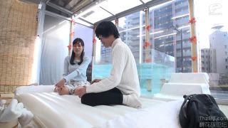 おっぱいデッケェ！素人大学生同士タオル1枚で過激ミッション！火が点いてエッチしちゃう！？マジックミラー