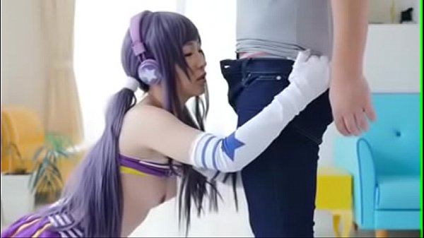 チンポを愛おしそうに欲しがる美少女コスプレイヤーと着衣SEX