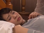 出張先のホテルで可愛い部下と相部屋に→夜這いして性欲ぶちまける顔射パコ