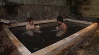 熟女が入浴中の風呂に若いチンポ