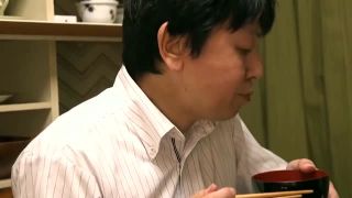 【庄司優喜江】欲求不満の母親に興奮し父親に隠れてノーハンドフェラ抜きさせ口内射精する息子