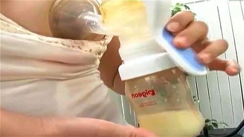 【母乳フェチ】巨乳ママの搾りたてミルクをゴクゴク飲み干す授乳手コキフェチプレイ