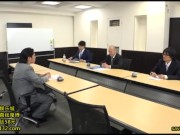ラバーのキャットスーツを仕込んで会議室で３Pパコを誘発させるOLのきみと歩実
