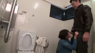 公衆便所でまさかの中出しセックスを敢行しちゃう露出狂素人ｗ