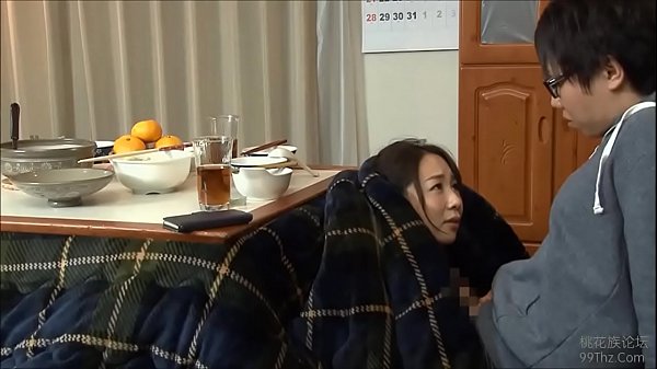 【成宮いろは】旦那が側に居るのにコタツの中で息子チ●ポをフェラして合体しちゃう痴女お母さん