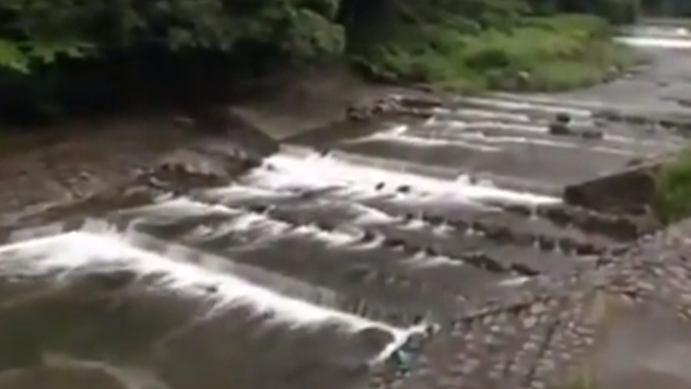 八重歯がいやらしい遊びたりない素人妻が‥一泊二日の不倫ハメ旅行