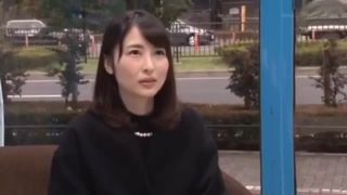奥さん…本当に美しいですね…。女優さん並みルックスの人妻を必死にMM号に乗せた
