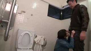 「えぇ‥ここで？」巨乳娘を公衆トイレに連れ込み生バックでハメ倒し！