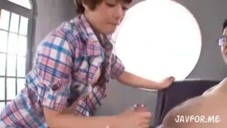 『手コキ』とある打ち合わせ時、射精後チ〇ポをすぐに復活できることをポロっと口にする。奈々美はそれを凄いことと思っていないらしい。では本当にそ！