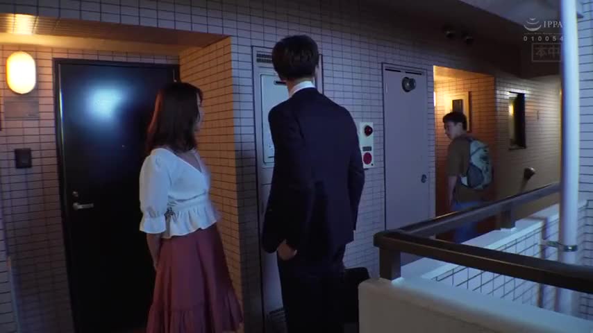 欲求不満な隣のお姉さんとAV鑑賞で・・・