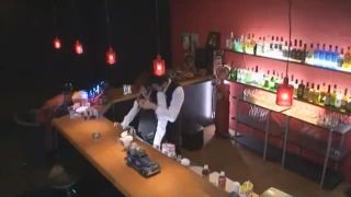 お姉さんギャルがバーの店内でパコ開始しちゃう展開に！