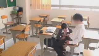 居眠りをしている男子生徒のチンポをバレないようにフェラ抜きする痴女教師