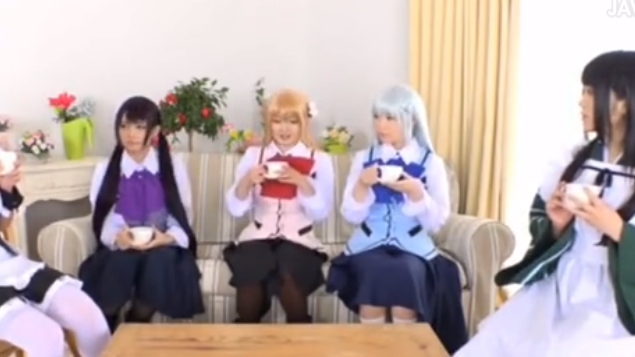 『コスプレ喫茶へようこそ！』美人メイドさんがお客チンポに群がる