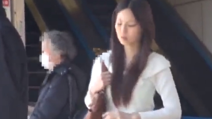 電車でパンストを引き裂かれて中出しされる美女