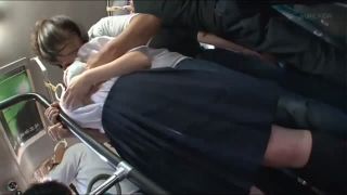 「（やだ…でも声が出ない…）」爆乳JKがバス内痴漢で大量パイ射