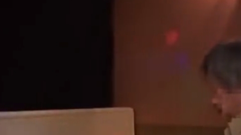 コジキ老人客でも気にせず優しく本番させちゃうおっぱいパブ嬢