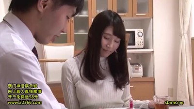 自ら大股開いてさそってくる巨乳人妻！誘惑に耐えきれず中出し寝取り