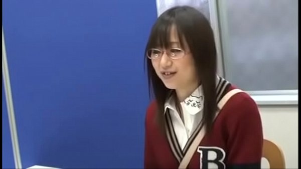 バイトの面接にきた地味子ちゃんにサンタコスさせて中出し面接