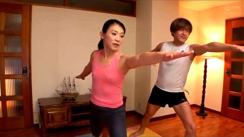 【人妻熟女】保険営業をしている美人スレンダー人妻につけこむ独身キモ男が保険の説明中にバックと騎乗位で犯します！嫌がってますが興奮してます