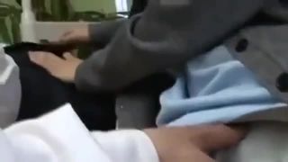 『声我慢フェラ』周囲を気にかけながら虫歯おじさんとセックスしだすお姉さん（ミニスカ）