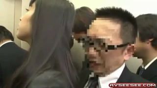 エレベーター内でおっさんチンポをムチ尻で刺激⇒勃起させてハメさせる痴女OL