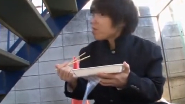 高校生同士が校内のトイレで濃厚ファックしだす