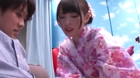 彼氏の直ぐ側で童貞チンポを中出し筆下ろししちゃった素人娘