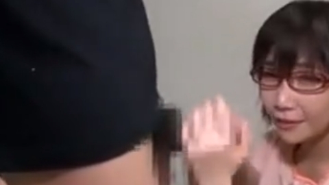 眼鏡の似合うスレンダーお姉さんが緊張しつつ濃密ハメ→ザー汁を掛けられて恍惚顔