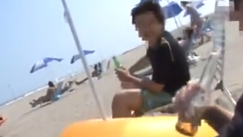 夏休みを利用して、海の家でバイトする女子大生に目をつけた…