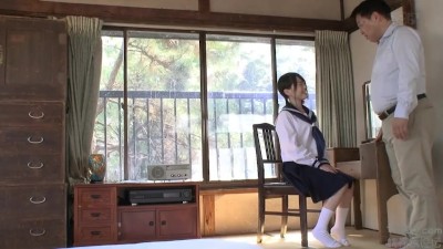 可愛いセーラー服JKがオジサンにマンコやアナルを舐めまくられチンポを手コキ～フェラして熟練SEXでイカされる! 生田みく