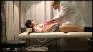体調悪いロリ娘をしっかり診ると嘘ついて痴漢しだす医者