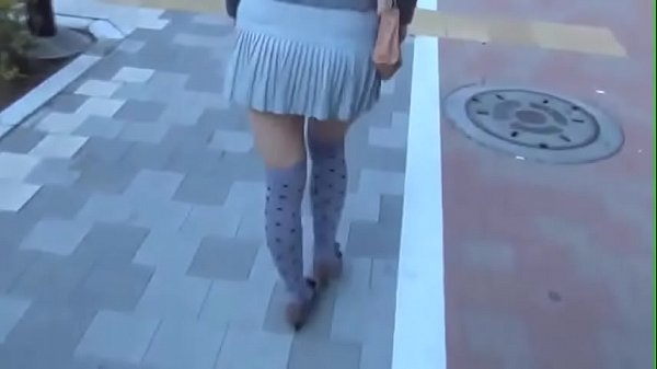 パンチラミニスカ娘を追いかけて一緒に電車に乗り込み痴漢ハメ