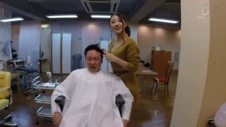 【香椎りあ】タイプのお客様には特別におっぱい吸わせる美容師、ケープの中に手を入れ手コキで射精させちゃう