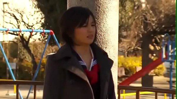 ロリJKがパイパン大開脚で公開アナルセックス中出し！全員に観られながらヤラれまくるw