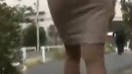 【逆痴漢OL】『ぁぁあん♡ 男の手がお尻に当たってるぅ♡』お尻を無理やり触らせて更なる快感を求める生理前のスケベが発症したOL