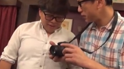 【松岡ちな】アイドルがファン2人と密室撮影会。徐々に要求はエスカレートしてSEXシーンを撮影されてしまう