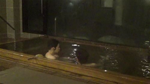 混浴で巨乳ムチムチ熟女人妻を生パコ膣内射精しちゃった件