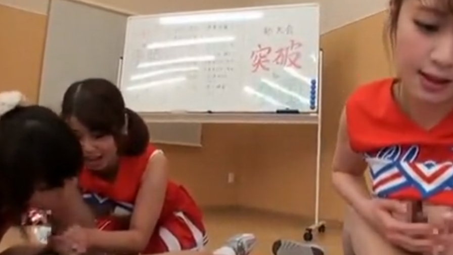 JKチアガールに女装して紛れた男がバレてハーレム乱交