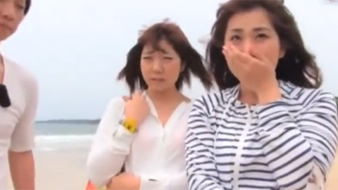 海辺でナンパ男に捕まってしまった美女コンビが流れのままにハメられ強制中出し