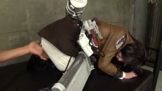 進撃の巨人のコスプレをしたお姉さんが奇行種チンポでハメられ中出しで絶頂