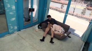 素人童貞の男子が綺麗なド素人オフィスレディと初体験をカメラの前で披露