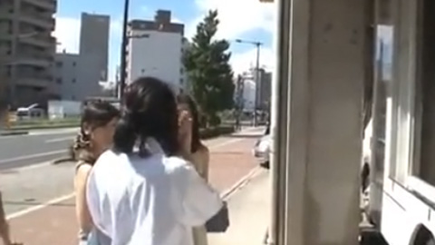 無料マッサージと騙された美人なママ友2人組が、卑猥なマッサージからの鬼突き＆激ピスで潮吹きアクメ♥