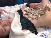 ［MM号］素人ナンパ‼『彼氏より1000倍気持ち良いー❗』マシンバイブのハイパーピストンで人生初のポルチオイキするロリカワ娘♥