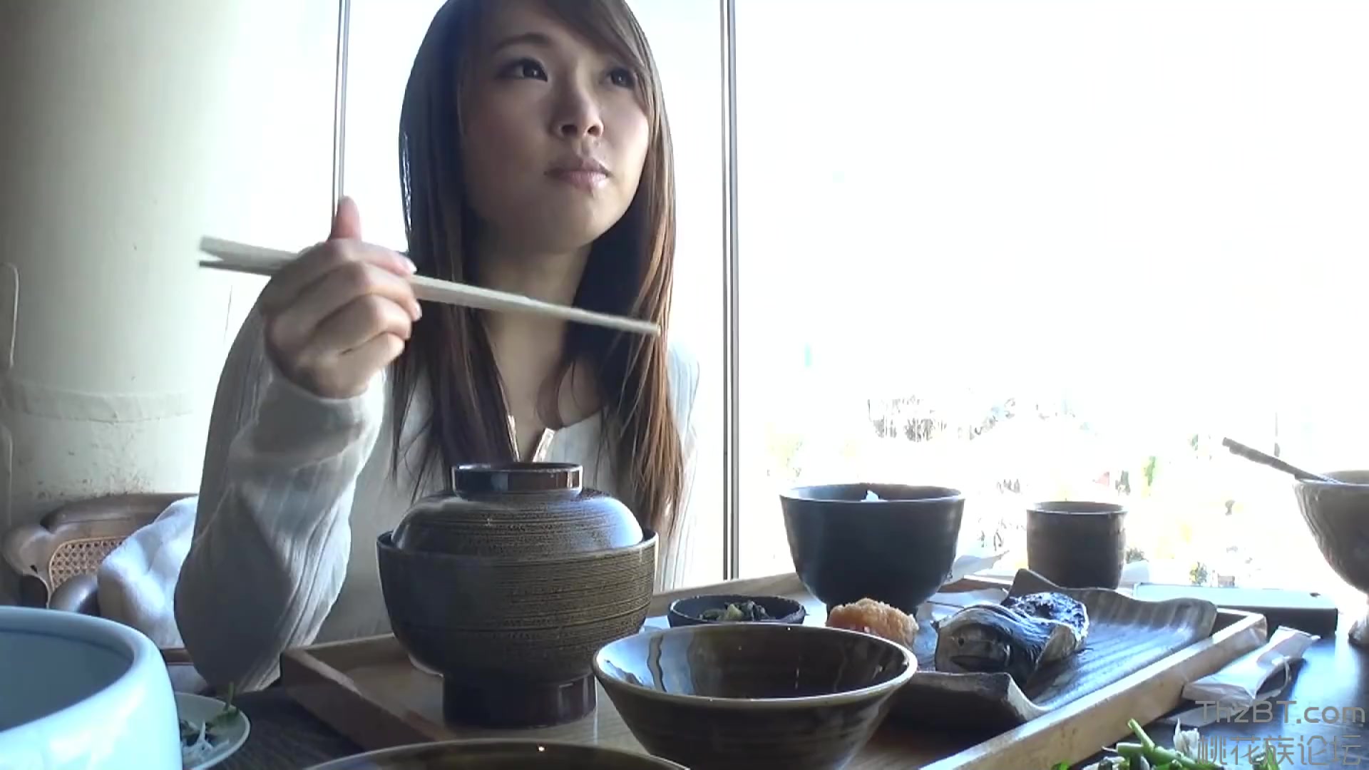 ハスキーボイスの美人な若妻が謝礼欲しさにイケメンとホテルで浮気パコ！