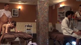 隣で夫がマッサージ施術を受けているのに、美巨乳なセレブ奥様が声我慢しながらスリル満点の浮気セックス！