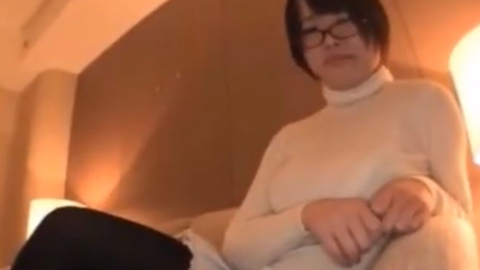 眼鏡巨乳な変態娘がエロ衣装で迫ってきたのでずらしハメ中出し！