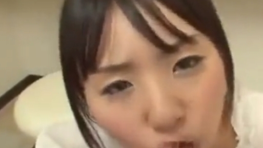 「もっと早くですか？もう糸引いちゃってますね…」ロリ嬢の高速手コキに勢い良く発射！