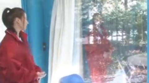 新手のマッサージと騙されて中出しされちゃう素人娘