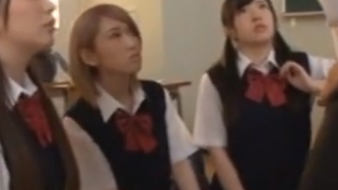 男のチンポに興味津々な変態JKトリオに囲まれて教室で生中出しパコ